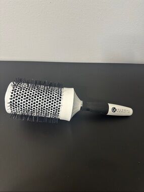 GK Global Keratin White & Black Ceramic Round Brush for Smooth Volume